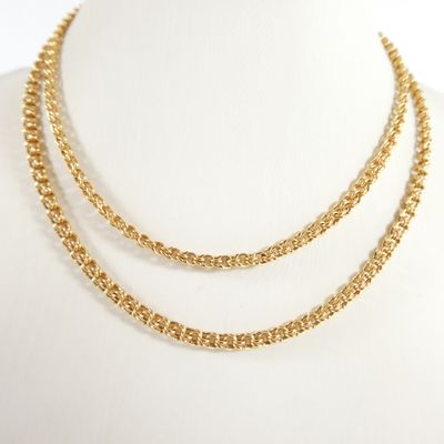 un collier à chaîne en or sur un mannequin mannequin mannequin mannequin mannequin mannequin mannequin mannequin mannequin mannequin