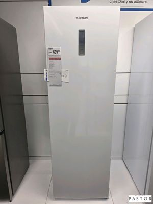 un réfrigérateur placé au milieu d'une pièce