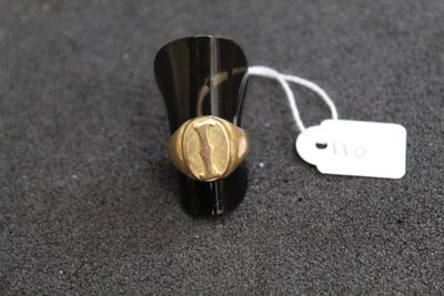 une bague noire ornée d'un motif doré