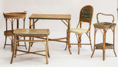 quatre chaises et une table sur laquelle est posé un panier