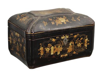 une boîte noire et dorée ornée de fleurs et d'oiseaux