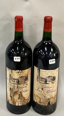 deux bouteilles de vin posées sur une table l'une à côté de l'autre