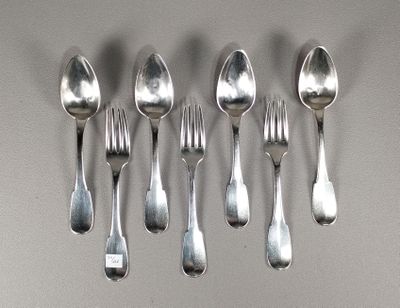 six cuillères et six fourchettes alignées en rangée