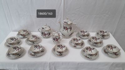 une table blanche sur laquelle sont posées plusieurs tasses et soucoupes