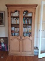 Bibliothèque en bois naturel mouluré ouvrant par deux portes… (photo 3)