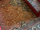 un canapé rouge et une table basse dans un salon