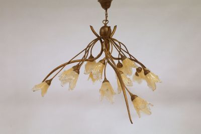 un lustre duquel pendent des fleurs au plafond