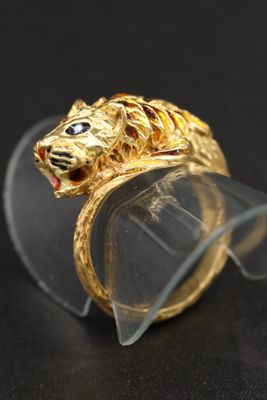 une image représentant une bague en or surmontée d'une tête de tigre