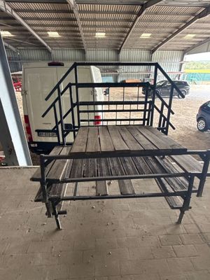 le plateau d'un pick-up qui se trouve dans un garage