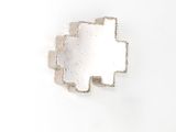 gros plan d'une bague en argent sur une surface blanche