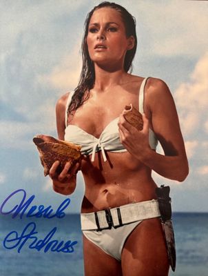 une photo d'une femme en bikini tenant un sandwich