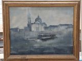 une peinture représentant un bateau sur l'eau, avec un bâtiment en arrière-plan