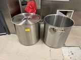 deux grands pots posés l'un à côté de l'autre sur le sol