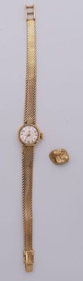 une image représentant une montre-bracelet en or et un pendentif en feuille d'or