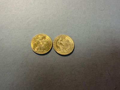 deux pièces d'or posées l'une à côté de l'autre sur une table