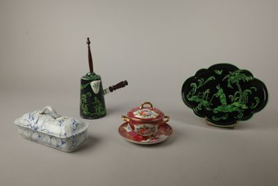 trois types différents d'objets en porcelaine posés sur une table