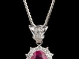 un pendentif ovale en rubis et diamants, monté sur une chaîne
