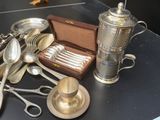 beaucoup de cuillères en argent et de cuillères sur une table