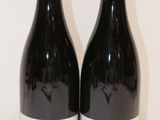 deux bouteilles de vin posées l'une à côté de l'autre sur une table