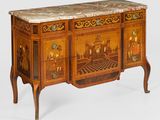 une commode à tiroirs avec un plateau en marbre