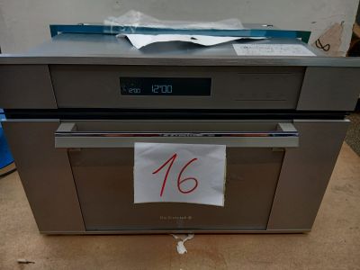 une photo d'un micro-ondes sur lequel est collée une note