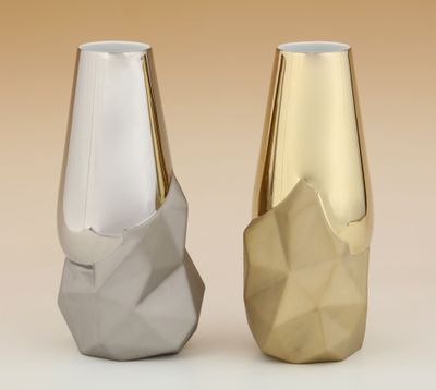deux vases posés l'un à côté de l'autre sur une table