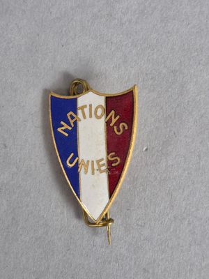 gros plan d'un badge sur une surface blanche