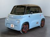 une photo d'une petite voiture électrique dans un showroom