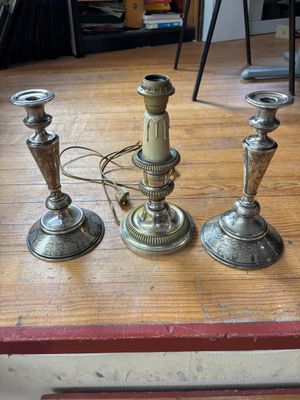 trois bougies posées sur une table en bois