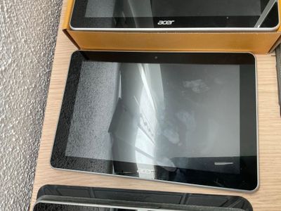 deux ordinateurs portables posés sur une table