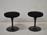 paire de tabourets « Tulip » noirs avec des housses d'assise en velours noir
