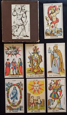 neuf cartes de tarot différentes posées sur une table noire