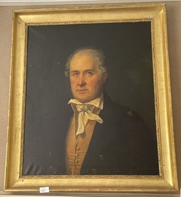 portrait d'un homme en costume et nœud papillon dans un cadre doré