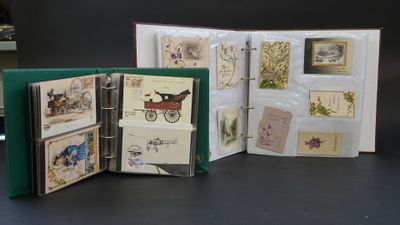 une pile de cartes posées sur une table