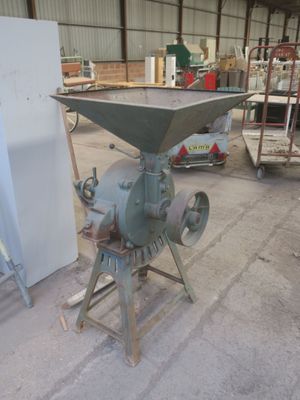 une machine placée au milieu d'une pièce