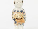 une figurine représentant un homme souriant