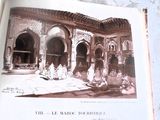un livre ouvert dans lequel figure l'image d'un bâtiment