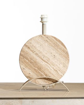une plaque de marbre posée sur un socle métallique, elle-même posé sur une table
