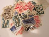 une pile de timbres-poste posée sur une surface blanche