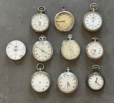 de nombreux modèles d'horloges exposés sur une table