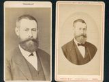une vieille photo représentant deux hommes barbus portant un nœud papillon