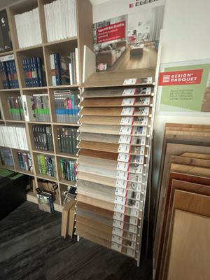une étagère remplie de livres dans un magasin