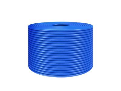 un rouleau de tuyau bleu sur fond blanc