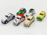 plusieurs petites voitures sont alignées sur une surface blanche