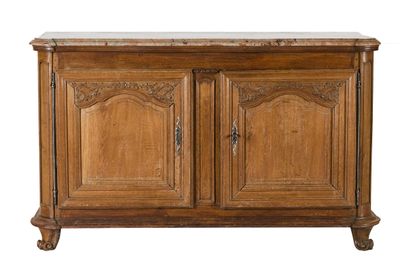 une armoire en bois avec un plan de travail en marbre et deux portes