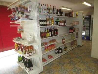 un magasin dont les rayons regorgent de boissons de toutes sortes