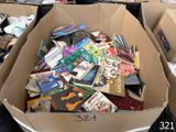 une boîte en carton remplie de livres sur une table