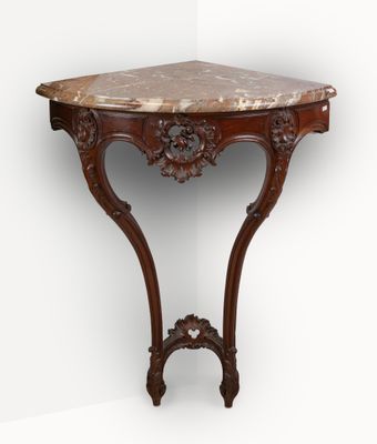 une petite table avec un plateau en marbre sur fond blanc