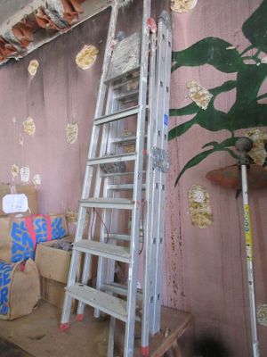 une échelle adossée au mur d'une pièce
