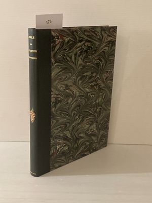 un livre à la couverture noire posé sur une table blanche